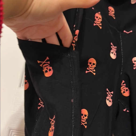Torrid Black and Pink Skull Leggings with pockets size 2 - Picture 4 of 4